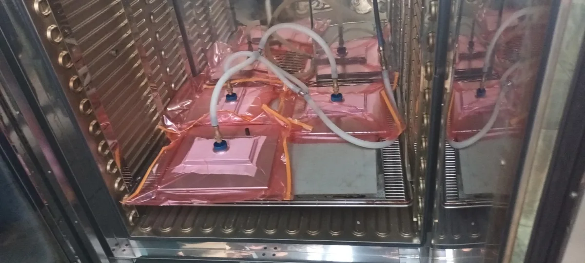 Plaques drapées et ensachées sous vide, dans l'étuve.