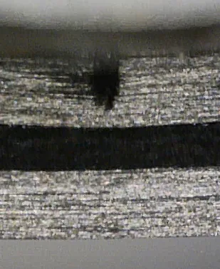 Macrographie montrant plusieurs plis rompus successivement.