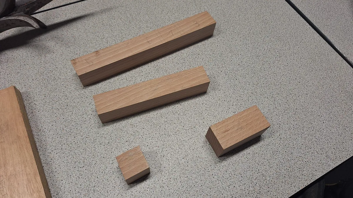 Blocs de bois usinés destinés au maître modèle.